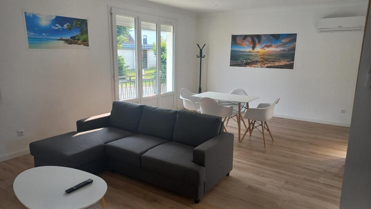 Maison Spacieuse Avec Un Terrain Casseneuil エクステリア 写真